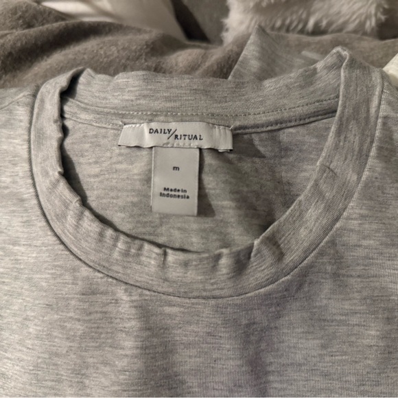 Set of 2 long sleeve Nine West and Amazon Daily Ritual soft Gray and White tees - Picture 3 of 14